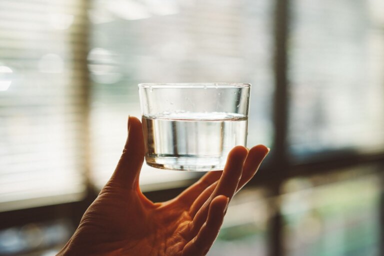 Alkaline Water: Top 5 Acid Reflux Treatment Benefits